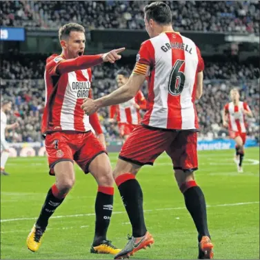  ??  ?? FELICIDAD. Stuani celebra, con Granell, uno de sus goles ante el Real Madrid.