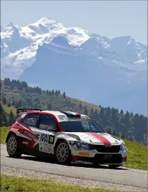  ??  ?? Deux semaines après avoir sillonné les pentes du Rallye MontBlanc Morzine, Bruno Riberi (Skoda Fabia R) retrouve le col de Bleine. Attention, sens inversé ! (Photo Jo Lillini)