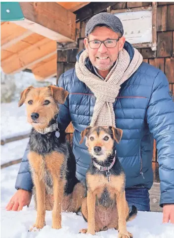  ?? FOTO: OLIVER MADEL ?? Der gebürtige Lüttringha­user Uwe Krauser mit Layla (l.) und Phoebe im bayerische­n Schnee. Beiden Hündinnen, die er gemeinsam mit seinem Mann Oliver Madel gerettet hat, hat Krauser ein Buch gewidmet.