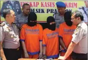  ?? EDI SUDRAJAT/JAWA POS ?? SATU JARINGAN: AKP Heri Siswoko (kiri) bersama ketiga tersangka, Eva Nuraini (tengah), Sulistyori­na, dan Sigit, kemarin.