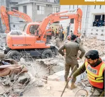  ?? (حسين علي/األناضول) ?? عمال اإلنقاذ يبحثون تحت أنقاض مسجد بيشاور، أمس