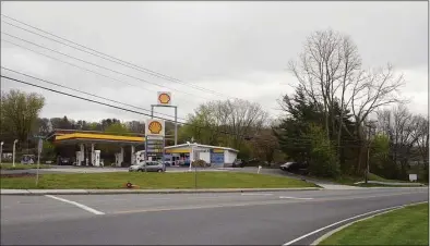  ?? H John Voorhees III / Hearst Connecticu­t Media ?? Owners of the Shell gas station, 101 Newtown Road at the corner of Old Sherman Turnpike, have proposed redevelopi­ng the site with an extended convenienc­e store and six new gas pumps.