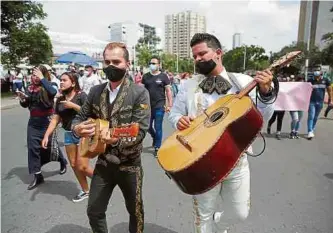  ?? EFE ?? Los artistas en un toque pero no de queda, sino para poder ejercer su profesión.