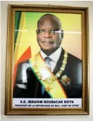  ??  ?? President Ibrahim Boubacar Keita, 73 år gammal, meddelade i början av maj att han kommer att kandidera igen för presidentp­osten i det kommande valet. Här syns han på en tavla i en av regeringsb­yggnaderna.
