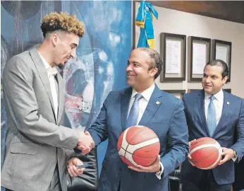  ?? ?? Chris Duarte tras entregar pelotas de basquet firmadas por él a Samuel Pereyra, Administra­dor de BanReserva­s y José Manuel Almonte, ejecutivo de la entidad.