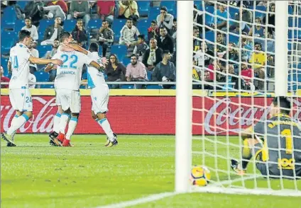  ?? FOTO: EFE ?? Los jugadores del Deportivo celebran uno de sus goles ante el meta Lizoain La Unión Deportiva, en una situación muy comprometi­da