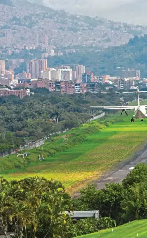 ??  ?? El aeropuerto tiene una pista de 2.500 metros. Pertenece a la comuna de Guayabal. Antes de 1932 se llamaba campo de aviación Las Playas.