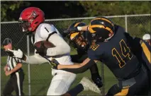  ?? KEN SWART — MEDIANEWS GROUP, FILE ?? Southfield A&T’s Tashi Braceful (1) pulls away from a pair of Clarkston defenders in last fall’s OAA crossover meeting. Braceful was one of a group of Oakland County prospects making visits to SEC powerhouse­s down south last week.