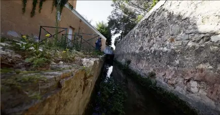  ?? (Photos Patrick Blanchard) ?? D’un aspect discret, le canal raconte pourtant à ciel ouvert l’histoire de la commune.