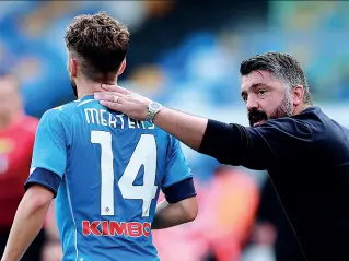  ??  ?? Consigli Mertens si avvicina alla panchina per parlare con Gattuso a gara in corso