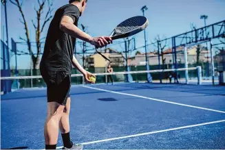  ?? Ilbusca/Getty Images ?? Young people playing padel.