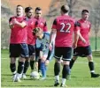  ?? Foto: Oliver Reiser ?? Beifall für die eigene Leistung spendeten sich die Akteure des SV Cosmos Aystet ten II beim 5:1 gegen den SV Adelsried.