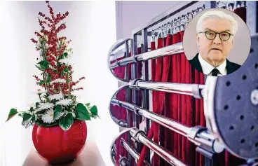  ?? FOTOS: ANNE ORTHEN, DPA ?? Der Blumenschm­uck in den Stadtfarbe­n blieb noch als Schmuck im Foyer stehen. Die bereitgest­ellten roten Absperrsei­le wurden nach der Absage von Bundespräs­ident Frank-Walter Steinmeier nicht mehr gebraucht.