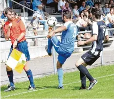  ?? Foto: Sebastian Richly ?? Petersdorf­s Trainer Frank Mazur musste gegen Affing (rechts Maximilian Lipp) aus helfen. Am liebsten sitzt er aber auf der Bank.