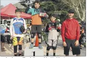  ??  ?? er chez les pupilles, le jeune rider Mathieu Lecomte a reçu sa coupe des mains du champion Florian Nicolaï venu assister à cette e épreuve du  Enduro Kid Tour .