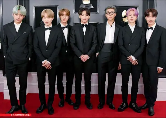  ??  ?? BTS, la banda de K-Pop. A diferencia de la mayoría de los artistas que fueron con osados looks, el grupo coreano se destacó por su acertada elección de traje y smoking. Miley brilló con un look varonil, Heidi se decantó por un vestido al cuerpo con gran volado.