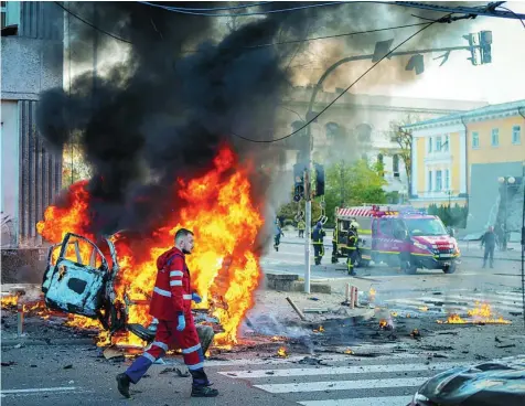  ?? AP ?? Servicios médicos y de bomberos tras las explosione­s producidas por los misiles rusos en Kyiv