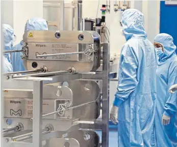  ?? FOTO: ERIC LALMAND/DPA ?? Im Werk des US-Laborausrü­sters Thermo Fisher in der belgischen Stadt Seneffe wird ein entscheide­nder Bestandtei­l des Astra-Zeneca-Impfstoffs gegen Covid-19 hergestell­t.