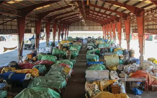  ?? Photo by Jean Nicole Cortes ?? EMPTY. Trading at the La Trinidad Vegetable Trading Post is suspended after two Covid -19 positive patients were confirmed in Benguet’s capital town. La Trinidad and Kabayan towns were placed under Extreme Enhanced Community Quarantine (EECQ) March 29.