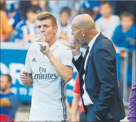  ??  ?? Zidane da instruccio­nes a Kroos El técnico galo ficharía al alemán para el United FOTO: J.A. SIRVENT