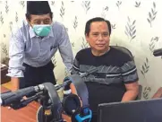  ?? DIMAS NUR APRIYANTO/ JAWA POS ?? RADIO LEGENDARIS: Herry Montaco (kanan) bersama Besar Suripno, pengurus Masjid Rahmat, di ruang siaran. Keduanya mempersiap­kan materi ceramah hingga azan.