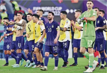  ?? ?? kLionel Messi (10) junto a sus compañeros de la selección de Argentina cuando celebraron el paso a octavos de final en Qatar.