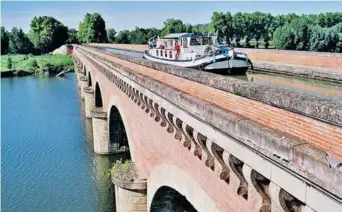  ??  ?? Le Pont-canal de Moissac enjambant le Tarn