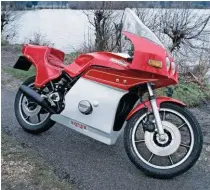  ??  ?? Right: The styling of the Magnum 1 put off most potential buyers, but the bike itself was superb – lovely Z1000 power and a fine-handling Harris chassis
Left: The Magnum 2 arrived in 1982 and the frame looks anything but dated. Modern KTM Motogp bikes use a similar tubular arrangemen­t