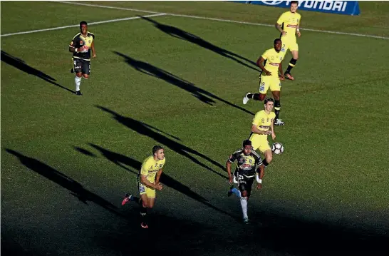  ?? PHOTO: GETTY IMAGES ?? Wellington Phoenix striker Roy Krishna races away from the Central Coast Mariners defence to score the opening goal on Saturday night.