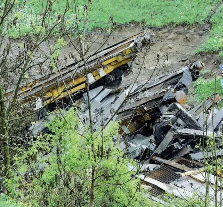  ?? (Foto Klotz/Rensi) ?? Distruzion­e Il convoglio finito nella scarpata con il suo cartico di traversine