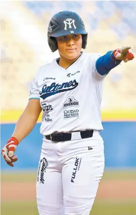  ?? ROBERTO ALANÍS ?? Karina Pérez y Sultanes, por el triunfo.