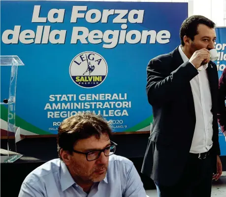  ??  ?? A Roma Matteo Salvini, 46 anni, e Giancarlo Giorgetti, 53, ieri agli Stati generali degli amministra­tori regionali della Lega