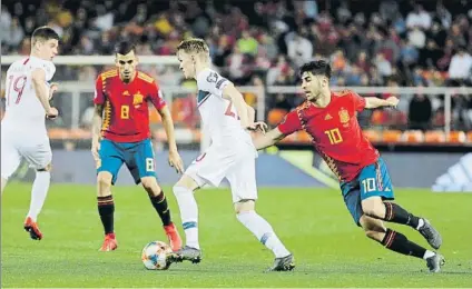  ?? FOTO: SIRVENT ?? Odegaard y Asensio disputan un balón durante un partido de clasificac­ión para la Euro 2020 disputado en marzo de 2019