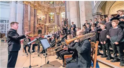  ?? FOTO: EPD ?? Der Staats - und Domchor Berlin unter Leitung von Kai-Uwe Jirka während eines Gottesdien­sts im Berliner Dom.