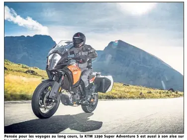  ??  ?? Pensée pour les voyages au long cours, la KTM  Super Adventure S est aussi à son aise sur les petites routes.