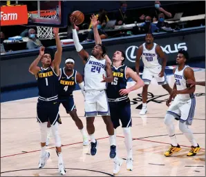  ?? JAMIE SCHWABEROW/GETTY IMAGES ?? The Kings' Buddy Hield (24) drives to the basket against the Nuggets in Denver on Dec. 23, 2020.