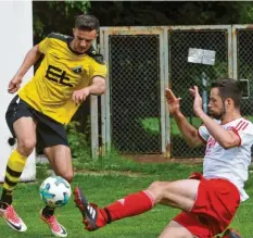  ?? Foto: Andres Lode ?? Abgeblockt wurden Daniel Burda (links) und der Absteiger TSV Leitershof­en auch im letzten Spiel. Hier wirft sich Matthias Moser von der SpVgg Westheim dazwischen.