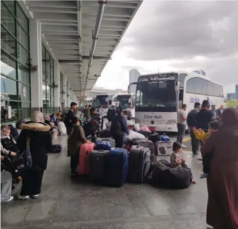  ?? Iraqi Turkmen Front ?? Members of the Iraqi Turkmen community in Ankara prepare to board a bus to their homeland