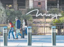  ?? Rachel Aston Las Vegas Review-journal @rookie__rae ?? Visitors on the Strip walk past The Mirage on Monday. In 2021, all amenities, restaurant­s and attraction­s at the property will be closed from noon Mondays through noon Thursdays until the end of February.