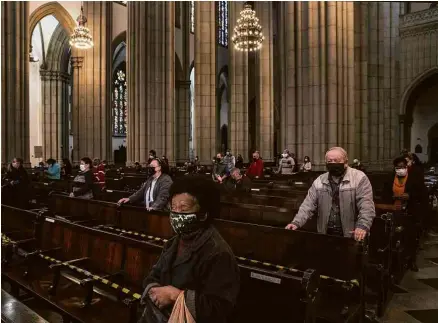  ?? Eduardo Knapp/Folhapress ?? Fieis celebram missa na Catedral da Sé usando máscaras e respeitand­o distanciam­ento