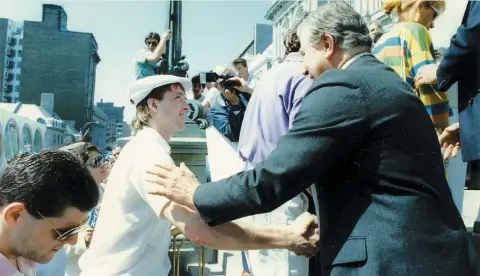  ?? PHOTO D’ARCHIVES ?? Le gardien Patrick Roy pose dans les marches de l’hôtel de ville avec Yvon Lamarre, le bras droit du maire Jean Drapeau au comité exécutif de la Ville de Montréal.