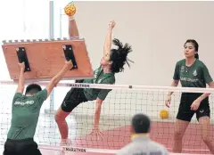  ?? REUTERS ?? Thai women’s sepak takraw players during a training session.