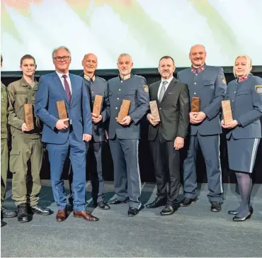  ?? KLZ/RICHARD GROSSSCHÄD­L (2) ?? Erstmals wurde der
„Schöckl Award“an steirische Polizistin­nen und Polizisten vergeben