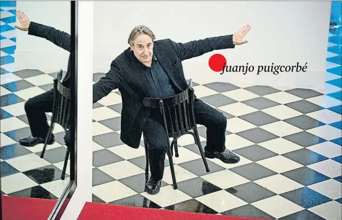  ?? ÀLEX GARCIA ?? Puigcorbé juega con una silla, en el vestíbulo del teatro Romea, donde representó en 1982 su primer gran papel teatral, el Peer Gynt de Ibsen, dirigido por Francesc Nel·lo
juanjo puigcorbé