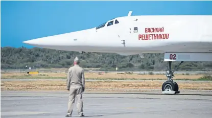  ?? Federico parra/afp ?? Uno de los dos Tupolev rusos, tras aterrizar anteayer en el aeropuerto de Maiquetía