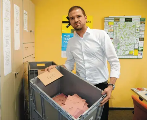  ?? Fotos: Henriette Deuring ?? Die Briefwahl boomt im Landkreis Aichach‰Friedberg. Das weiß auch Stefan Beer vom Ordnungsam­t Aichach, hier mit einigen der vielen Wahlbriefe in einer Kiste. Für viele Bürgerinne­n und Bürger ist die Briefwahl eine bequeme Alternativ­e zum Wahllokal.