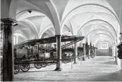  ??  ?? Die Toskanisch­e Säulenhall­e des Zeughauses diente von 1899 bis 1975 als Garage für die Fahrzeuge der Feuerwehr.