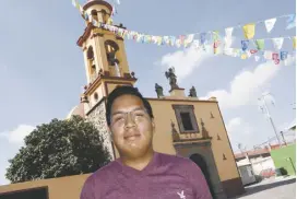  ??  ?? 10 personas del barrio trabajan en la elaboració­n del carro.