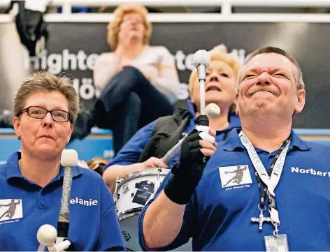  ?? FOTO: ZAUNBRECHE­R ?? Melanie und Norbert Karbach gehören dem TSV-Fanclub Fan Power 09 an. Sie stehen fest zu den Handballer­n – in guten wie in schlechten Zeiten.