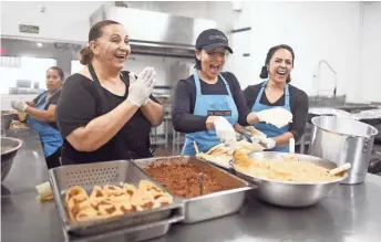  ?? PHOTOS BY PATRICK BREEN/THE REPUBLIC ?? Martha Castillo and her daughters Maria Stanzak (center) and Pauline Pimienta make some tamales in the kitchen at The Tamale Store in Phoenix.